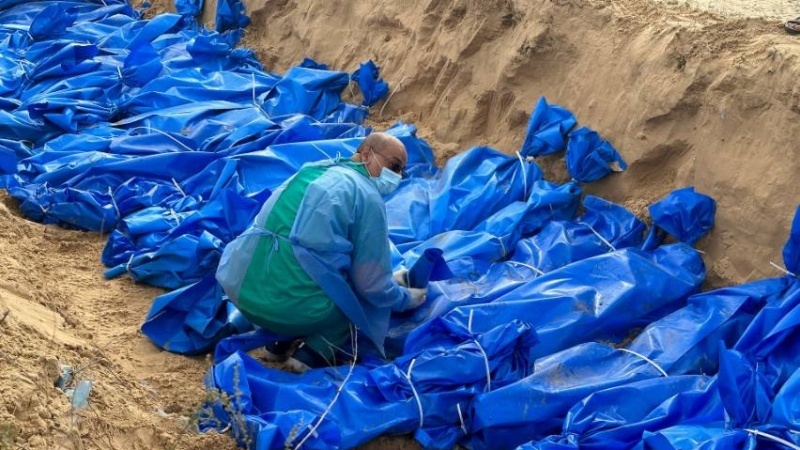 Cosa sappiamo delle fosse comuni scoperte a Gaza?