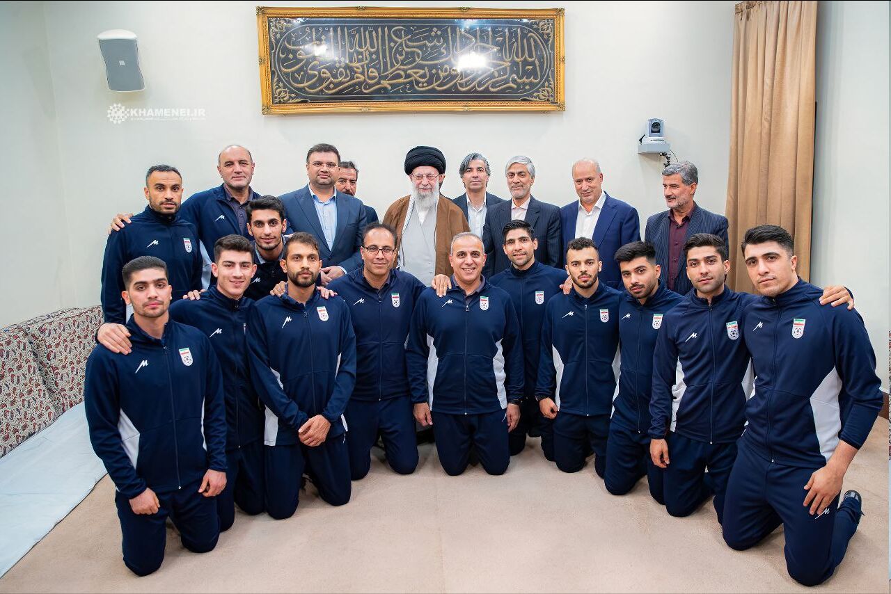أعضاء المنتخب الوطني لكرة الصالات يلتقون بقائد الثورة الإسلامية 