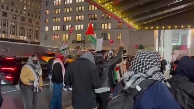 فيديو | احتجاج أمام مقر إقامة احتجاج أمام مقر إقامة رئيس الكيان الصهيوني في نيويورك 