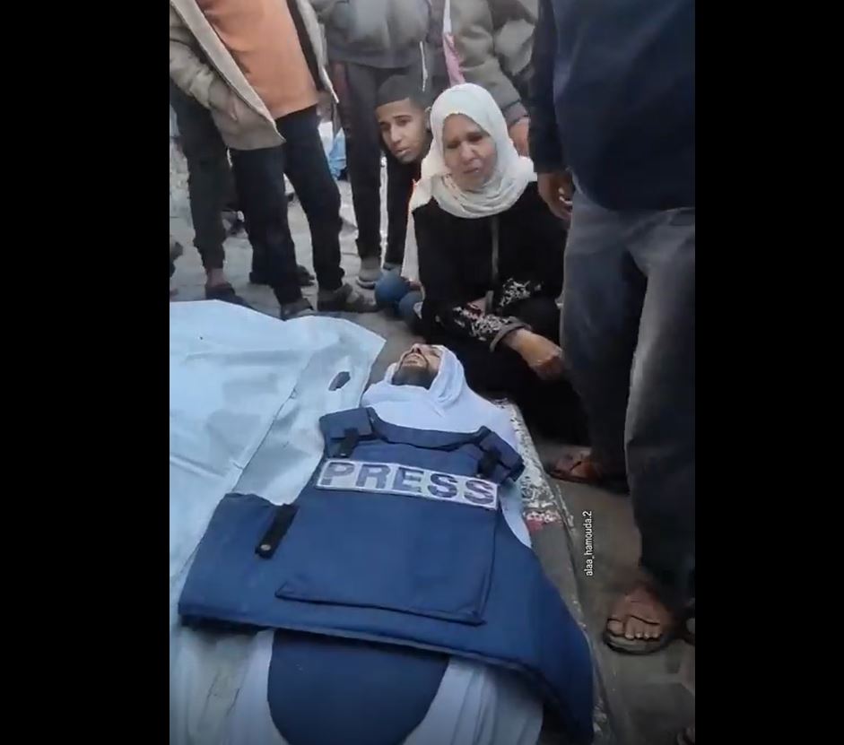 Video: Sad farewell to Palestinian journalist martyr Muhammad Kharis and his wife in Nuseirat camp, Gaza