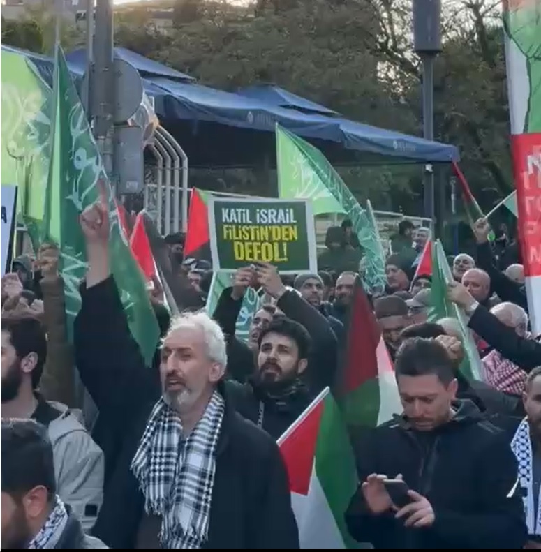 Video / Türkiye'nin İstanbul kentindeki Alman Konsolosluğu önünde yapılan gösteriler, Almanya'nın Gazze'deki İsrail soykırımına verdiği desteği silah göndererek protesto etmektedir