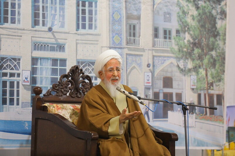 Grand Ayatollah Javadi Amoli: Hijab is to honor woman