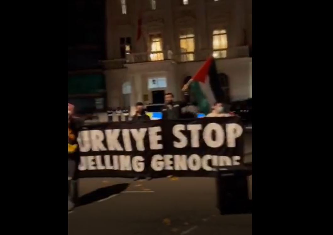 Video: Demonstration by supporters of Palestine in front of Turkish embassy in London