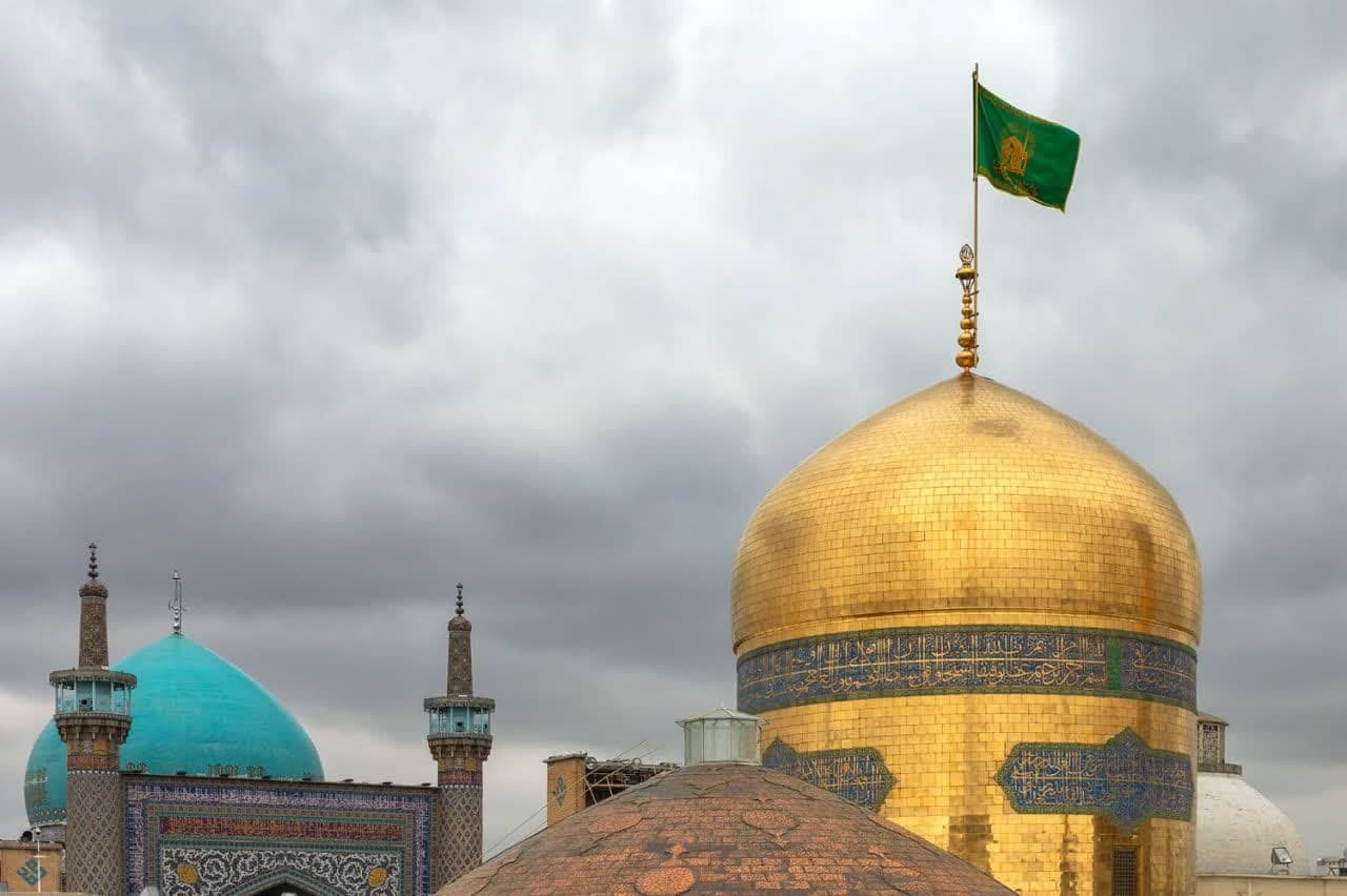 في هذه القبة الذهبية تتجلى سماء الجنة.. نظرة على تاريخ بناء وتغييرات قبة الحرم الرضوي الشريف