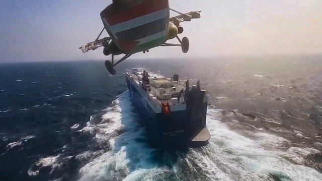حمله نیروهای مسلح یمن به یک ناو هواپیمابر و ۲ ناوشکن آمریکایی/ تائید حمله یمنی‌ها به ناوشکن‌های آمریکا توسط پنتاگون
