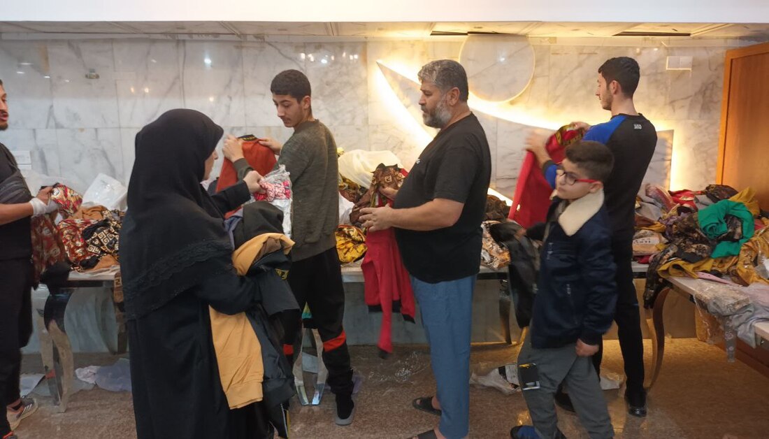 العتبة الحسينية المقدسة توزع كمية من الملابس الشتوية على العوائل اللبنانية+(صور)