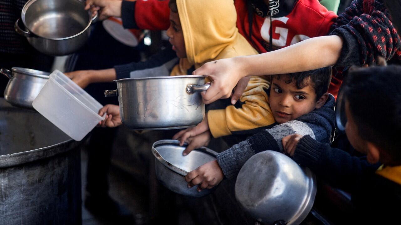 La hambruna azota a Gaza, advierte la UNRWA