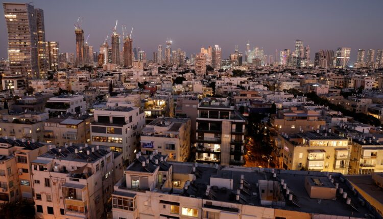 حزب الله يقصف للمرة الأولى قاعدة تل حاييم التابعة للاستخبارات العسكرية الإسرائيلية في تل أبيب