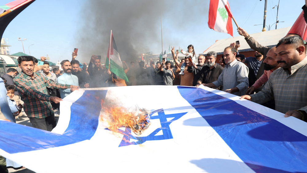 Iraqi protesters burn Israel, US and UK flags