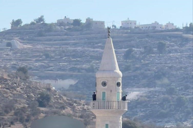Extremst Jewish settlers desecrate mosque in Dura, al-Khalil