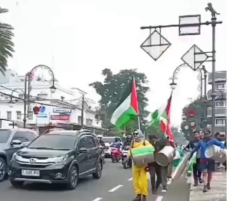 Video / endonezya'nın Bandung kentindeki Filistinli destekçiler Gazze ve Lübnan ile dayanışmayı ifade etmek için gösteriler düzenlediler.