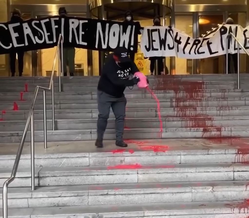 Video: Jewish activists pour red blood on steps of Israeli occupation's consulate in Toronto 