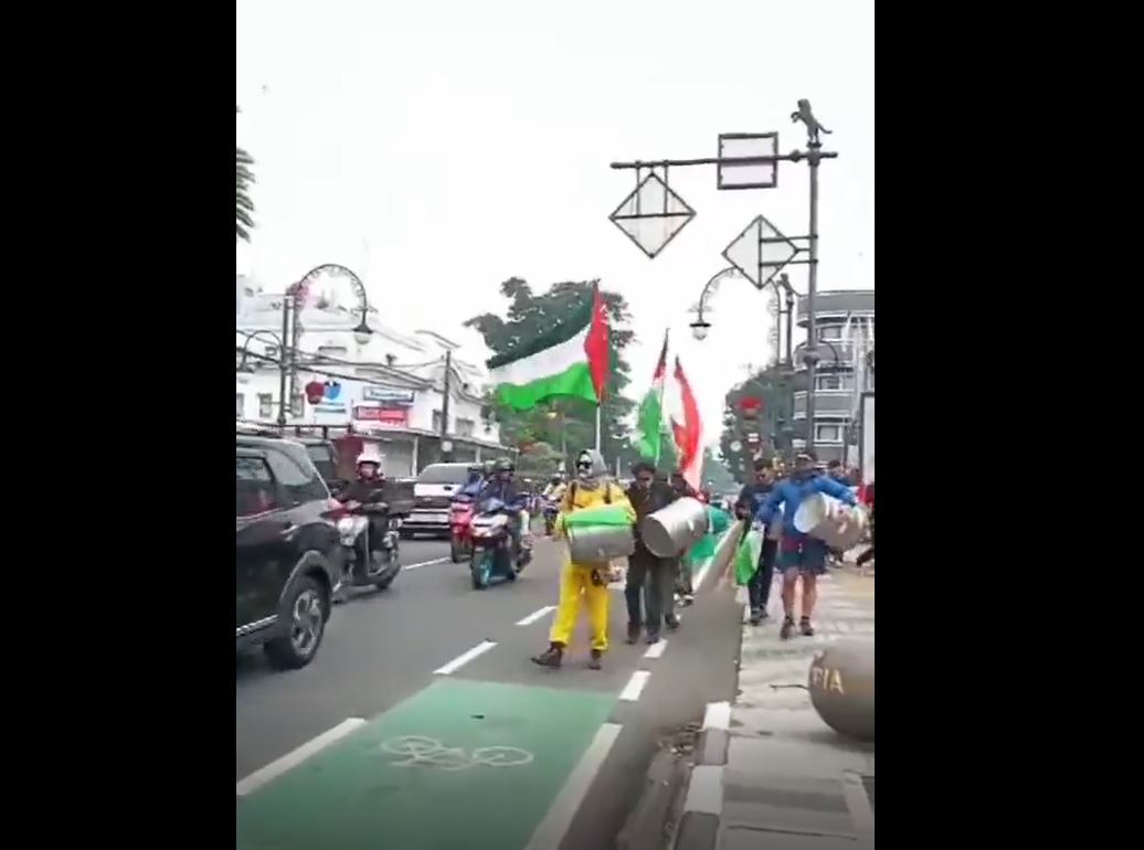 Video: Palestine supporters staged a protest in Bandung, Indonesia to show solidarity with Gaza and Lebanon
