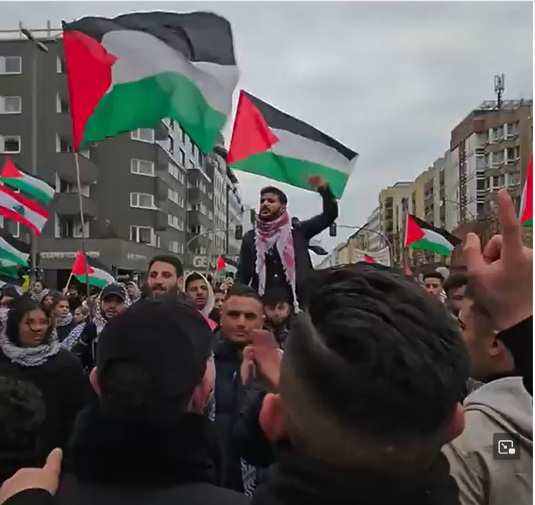 Video / Almanya'da dün Filistin ve Lübnan'ı desteklemek için Berlin sokaklarına çıktı ve İsrail'in acımasız saldırganlığını kınadı.