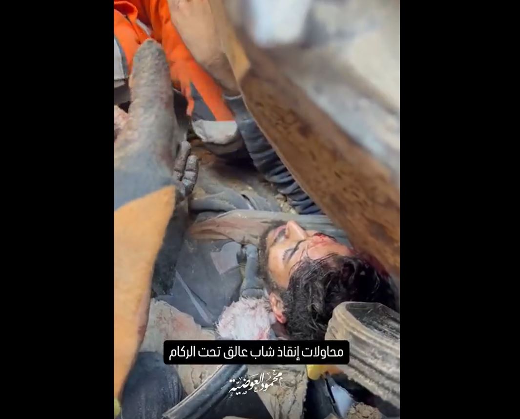 Video: Attempts to rescue a Palestinian young man from under rubble in west of Gaza 