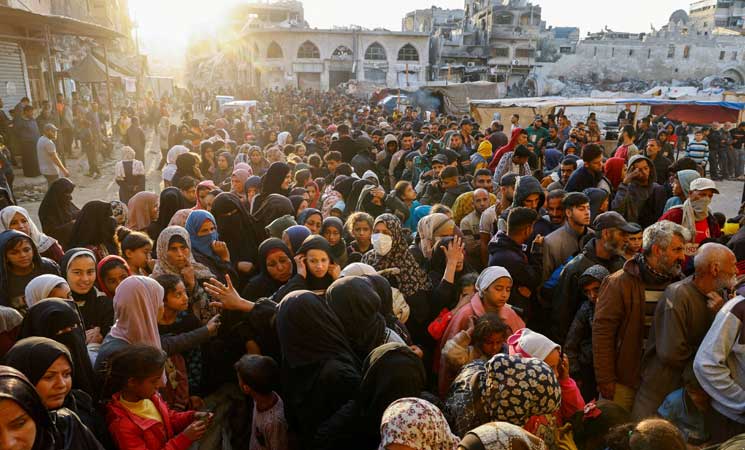 فيديو | طوابير طويلة من النازحين الفلسطينيين في خان يونس للحصول على الخبز 