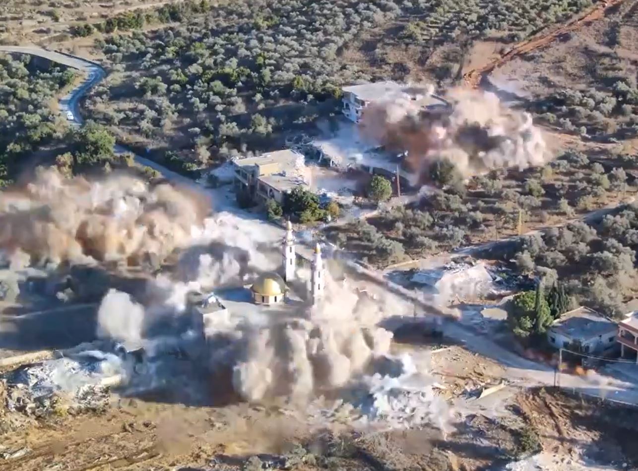 Video: Israeli terrorist soldiers detonate a mosque in southern Lebanon 