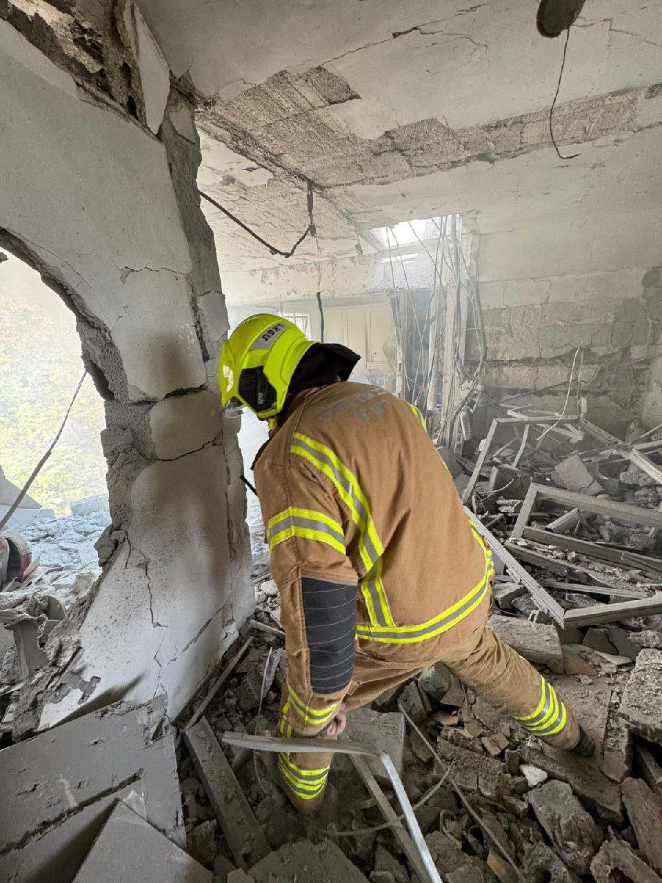 Video / Photos: A rocket directly hit a building in Kiryat Shmona from Lebanon, caused damages