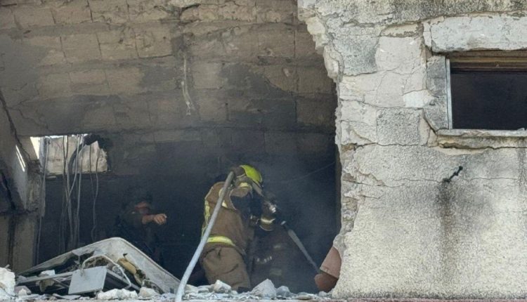 فيديو | صاروخ لحزب اللة أصاب مبنى بشكل مباشر في كريات شمونه 