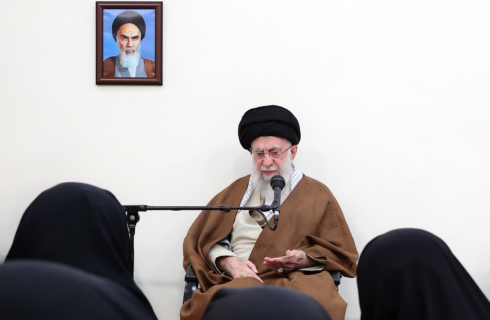 Ang Pinuno ng Islamikong Rebolusyon ng Iran | Ang relihiyon ay may mga pangitain, patnubay, lohika at pamamaraan tungkol sa pamamaraan ng pamamahala at sa mga bagong pangyayari