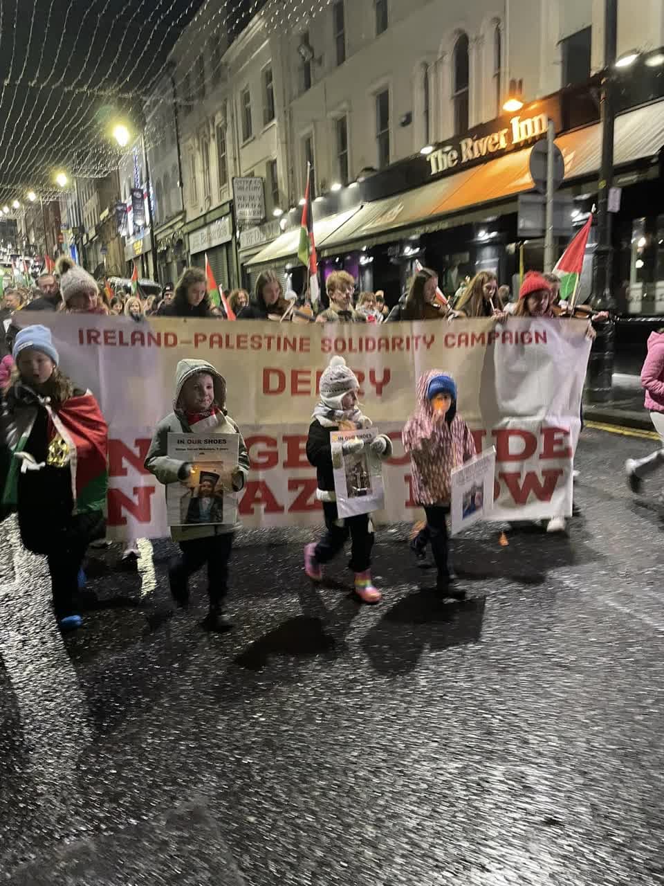 Foto / Dünya Çocuk Günü'nde çocuklar, başta Gazze'nin çocukları olmak üzere Filistin ve çocukları ile dayanışma için ebeveynlerinin yanında, Dary-İrlanda'da yürüdüler.