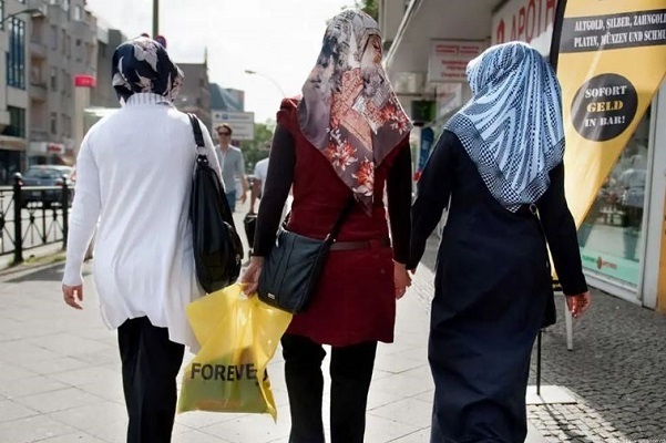 Drittel der britischen Muslime erwägt Auswanderung