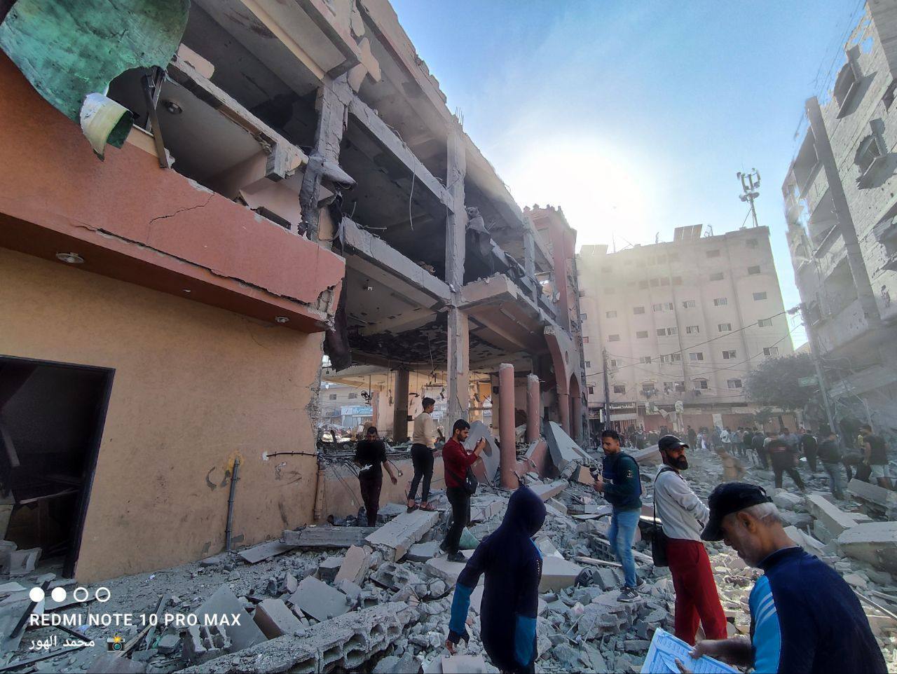 Video: Moment Israeli airstrike targeting Al-Farouq Mosque in Al-Nussairat, central Gaza 