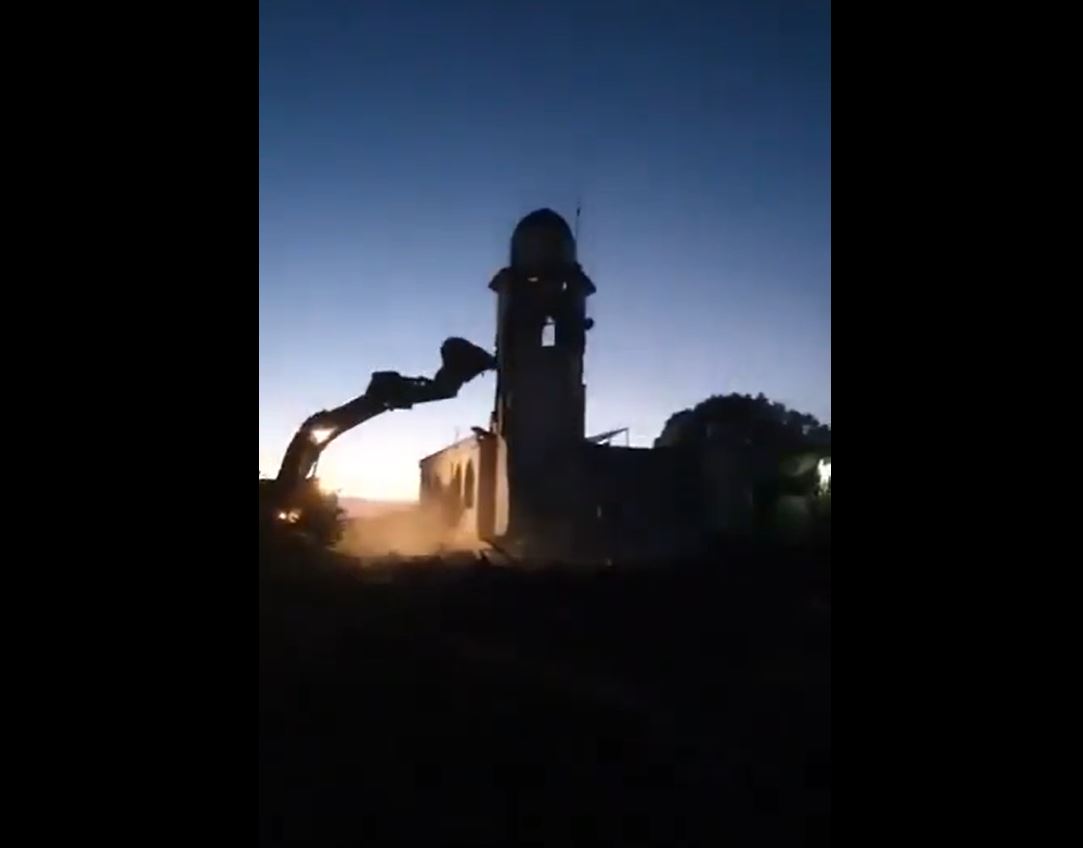 Video: Occupation forces demolish mosque in Tyre Harfa, south Lebanon