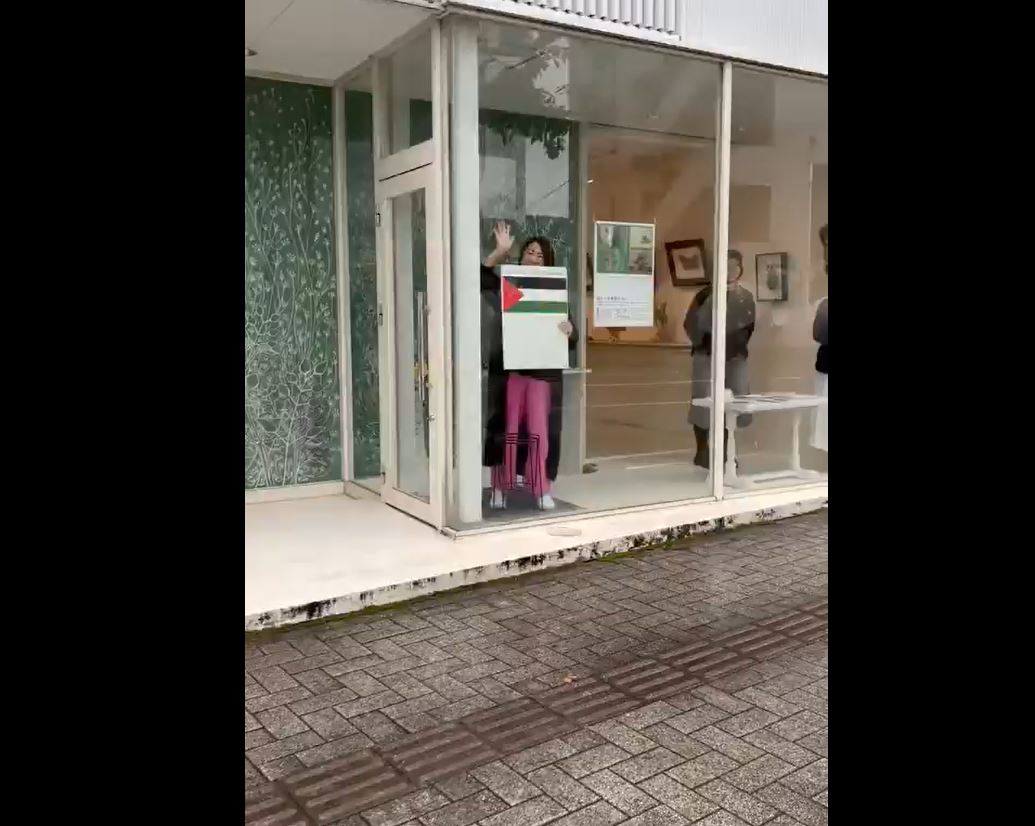 Video: Shop owners in Japan greet pro-Gaza protesters by raising Palestinian flags