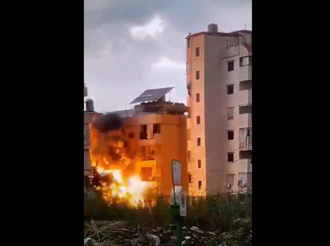 Video: Moment a building collapsed due to occupation's bombing southern Beirut, Lebanon