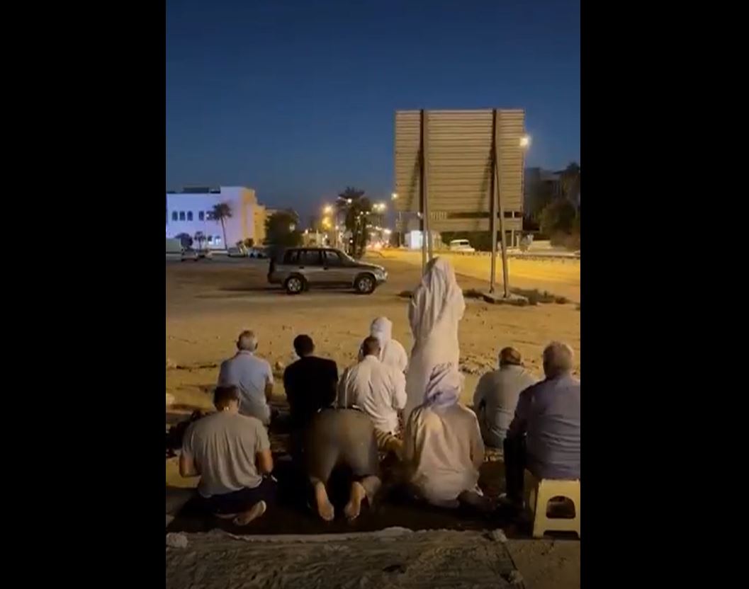 Video: This is how Bahraini citizens perform prayers in ruined Al-Alawiyat Mosque since 2011
