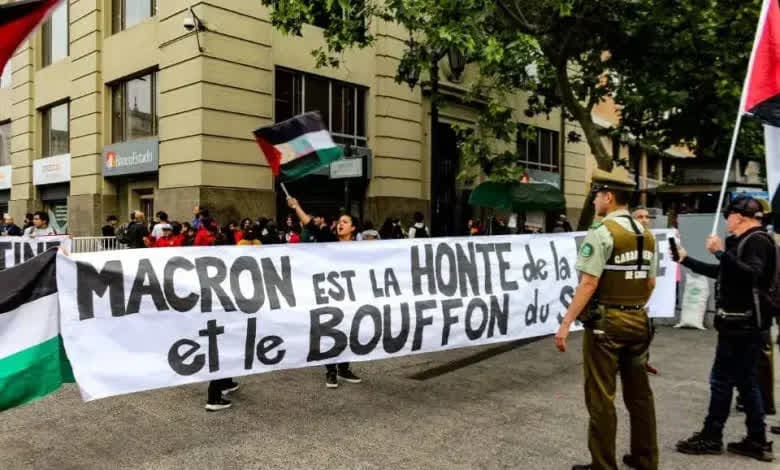 Protesto de chilenos pró-palestinos contra a visita de “Macron” ao país