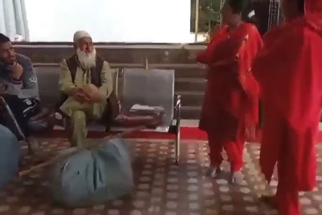 कश्मीरी कारोबारियों से बदसुलूकी, जयश्री राम के नारे लगाने को किया मजबूर 
