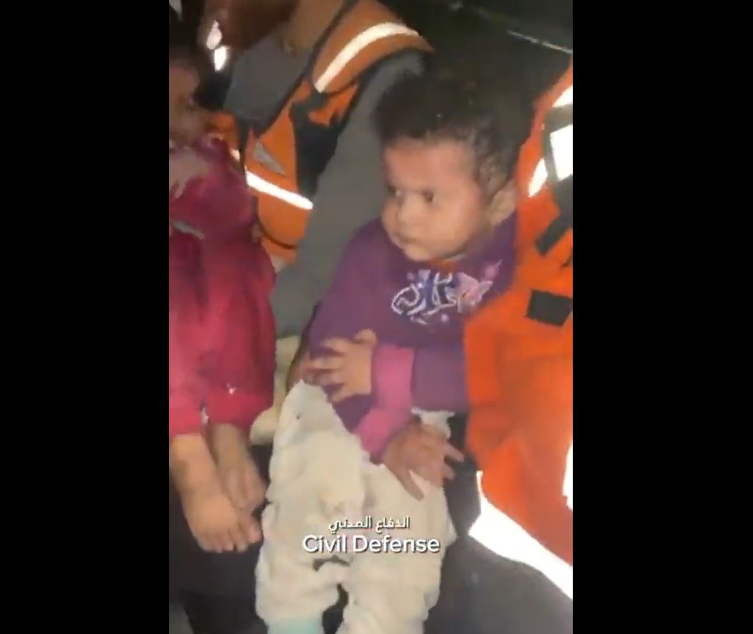 Video: Palestinian civil defense teams successfully rescued three children and their mother in south Gaza 