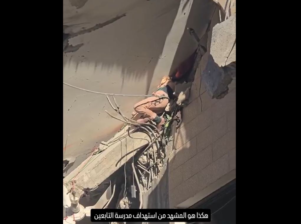 Sensitive: A young Palestinian girl martyred and trapped under rubble after deadly Israeli airstrike / +3 Videos