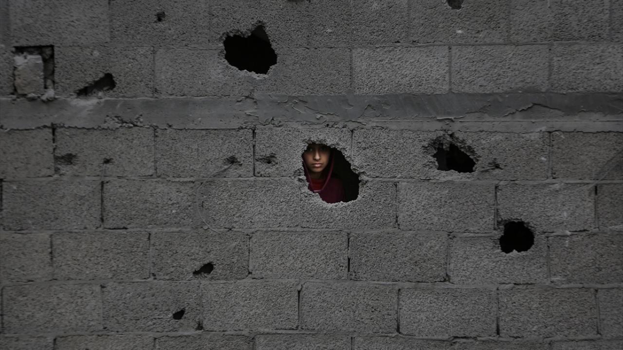 Photos: Zionist regime targets Al-Qassam Mosque in Nuseirat refugee camp