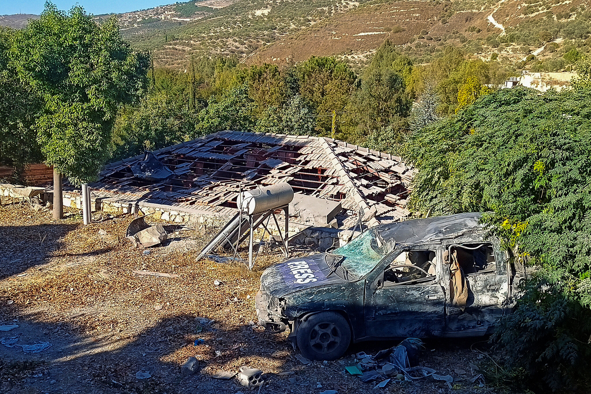Israeli forces fire at journalists in southern Lebanon in violation of ceasefire
