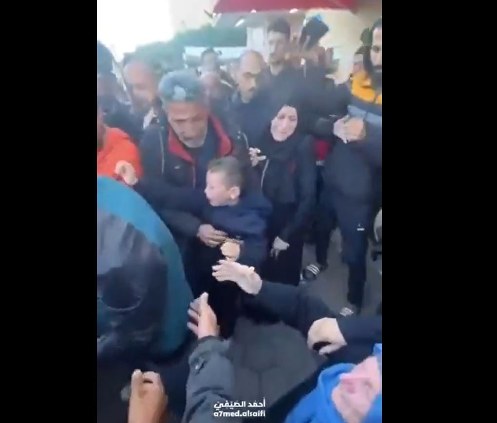 Video: A Palestinian child bids last farewell to his father martyred today in Israeli attack on Al-Nuseirat, central Gaza 