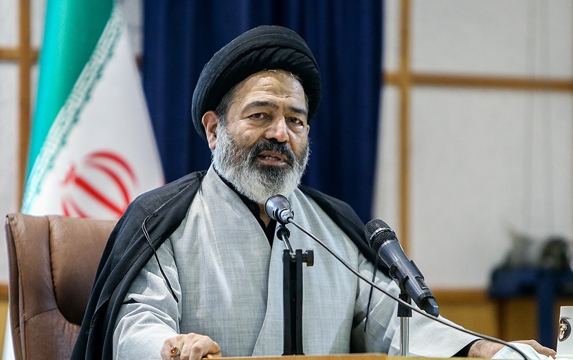 انتقاد نماینده ولی فقیه از افزایش محدودیت‌ها برای عمره‌گزاران و حجاج 