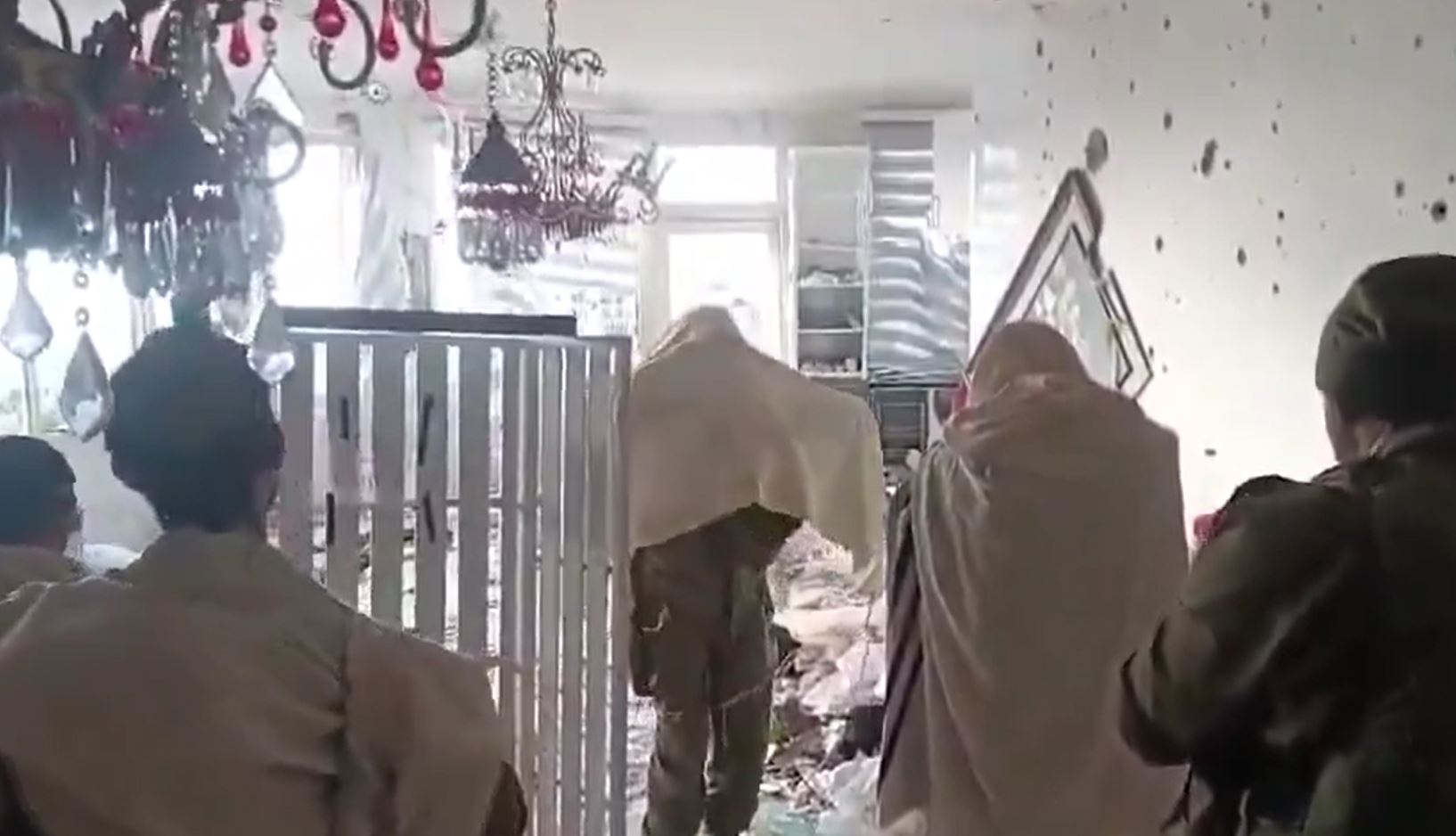 Video: Israeli terrorist soldiers perform Jewish prayer in a house in southern Lebanon after looting it 