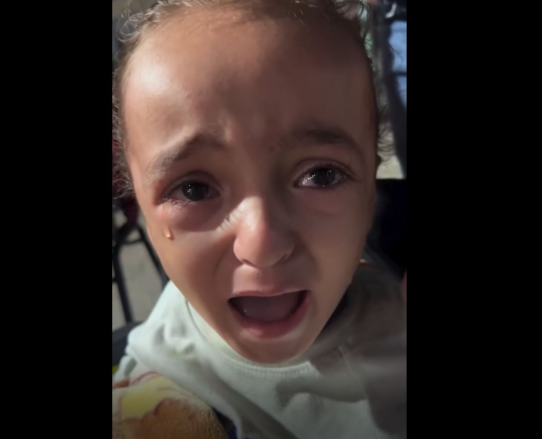 Heartbreaking scene of a Palestinian little girl whose mother martyred and her legs amputated in Israeli war on Gaza