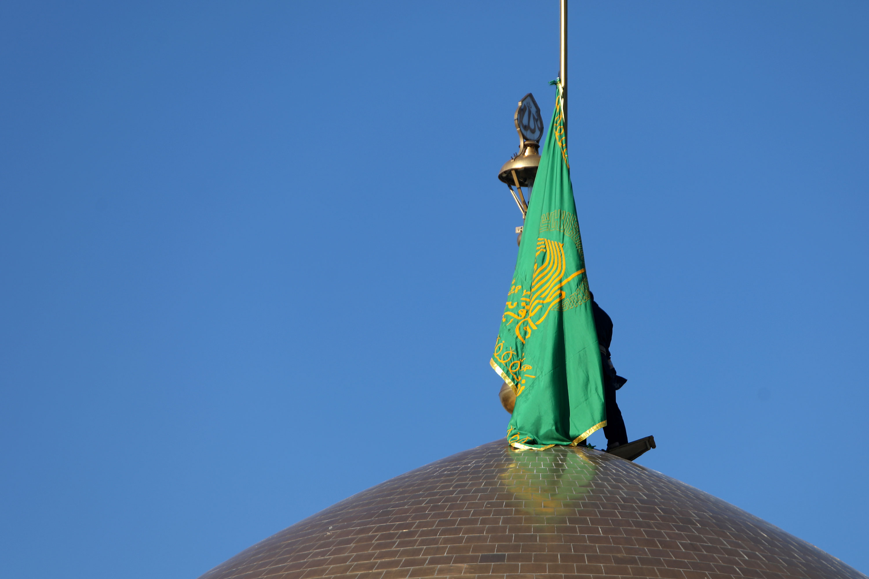 Photos: Flag of Imam Reza shrine’s dome changed to mark Fatimiyya mourning days