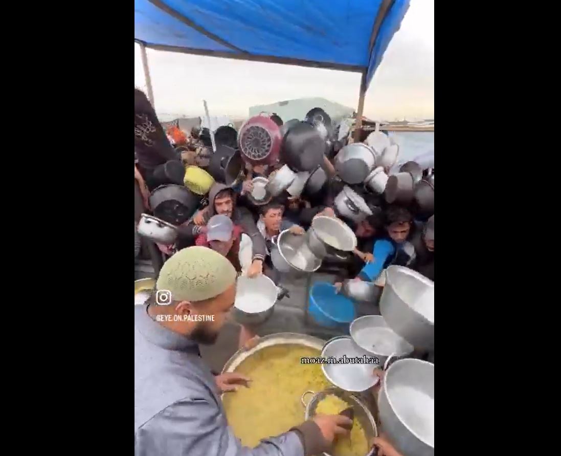 Video: Displaced Palestinians crowd in Gaza in front of a food charity to receive a little food 