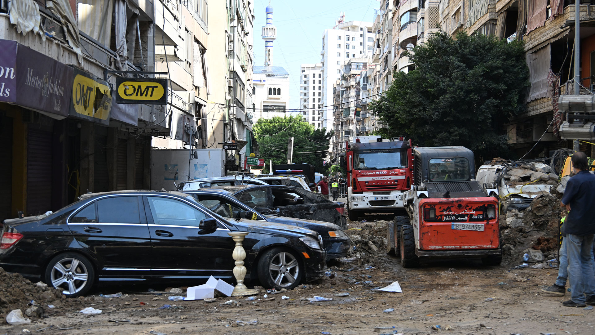 فیدیو | فرق إتحاد بلديات الضاحية الجنوبية وبلدياتها تعمل على رفع آثار الغارات الصهیونیة