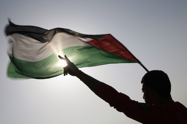 فیديو | الجماعات الإرهابية تنزل العلم الفلسطيني من أحد البنايات وتدوس عليه في حلب