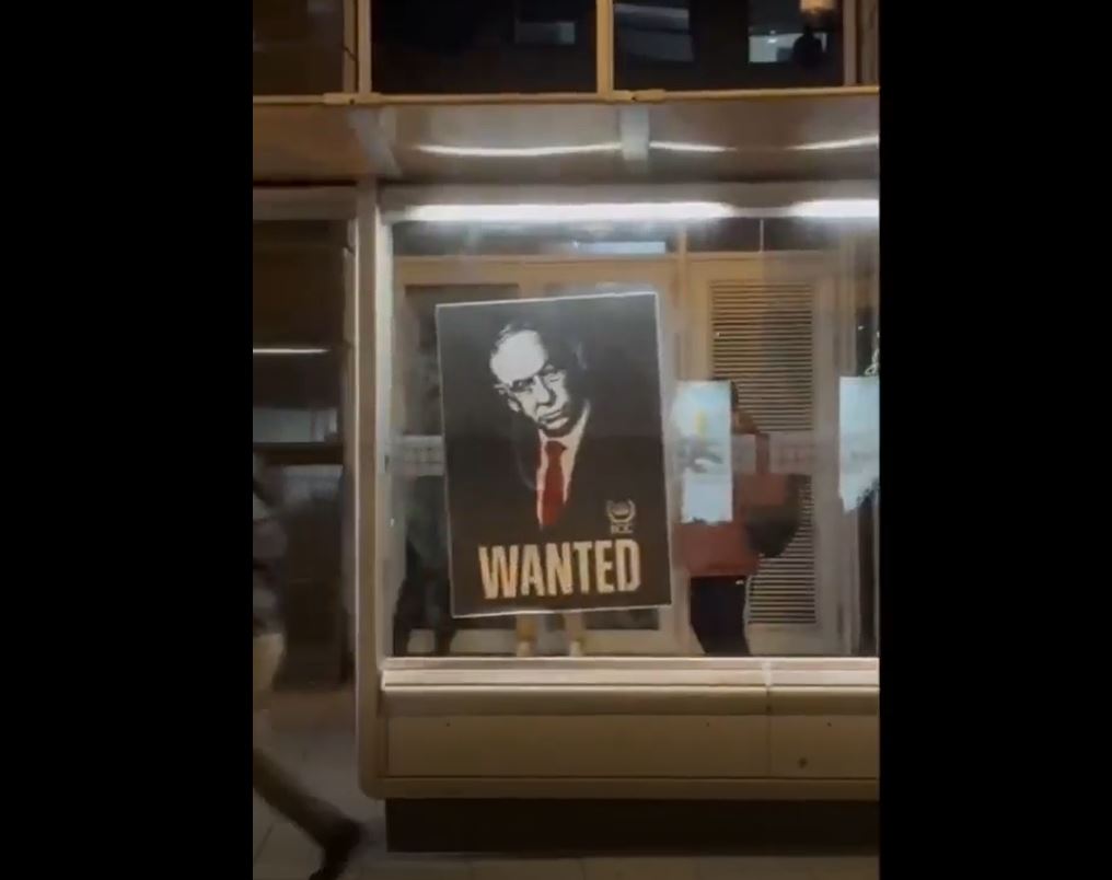 Video: A pro-Palestine activist hanged wanted posters for Netanyahu in Birmingham, England
