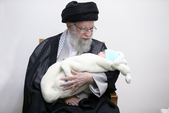 فيديو | الإمام الخامنئي يقرأ  الأذن الإبن الرضيع للشهيد حمزة جهانديده