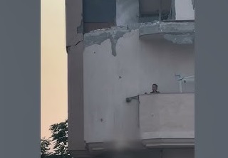 فیديو | طفل فلسطيني يرفع الأذان من شرفة منزله الذي قصفه الاحتلال في غزة