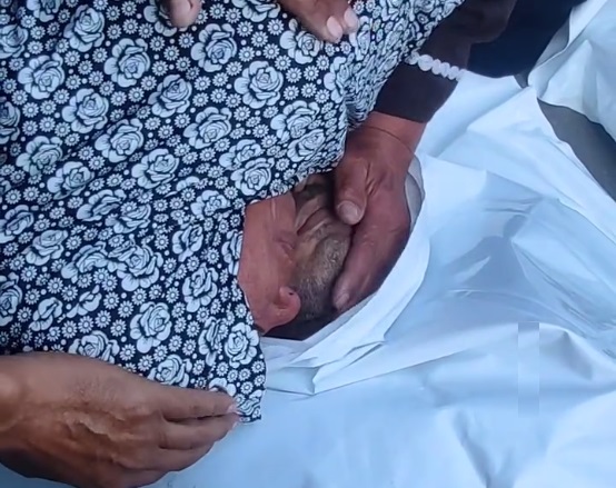 فيديو | سيدة فلسطينية تودع نجلها الشهيد الذي ارتقى في المجازر المستمرة في غزة