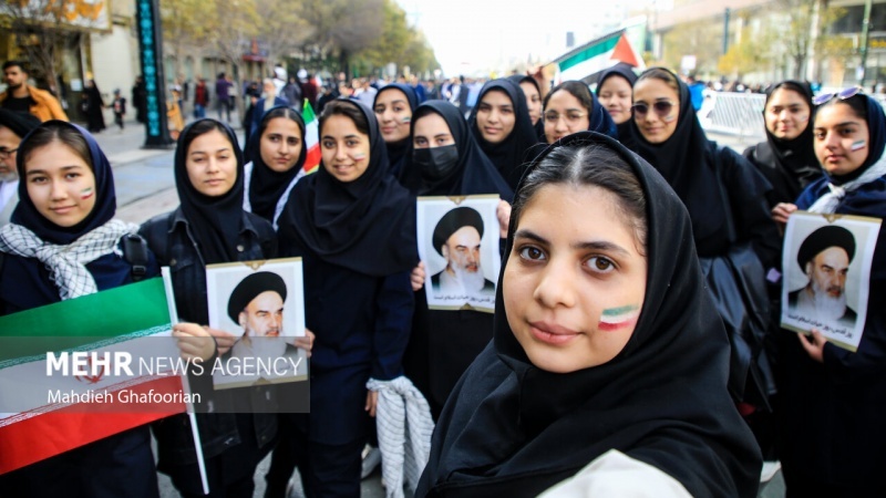 微笑みと抵抗：イランの児童・学生らによる反覇権主義デーの行進